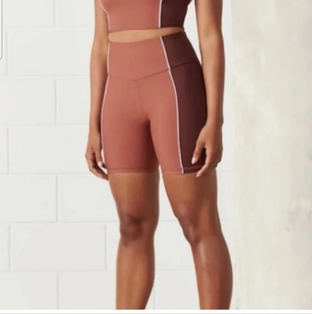 NWOT Abercrombie YPB 7" sculpt lux biker shorts. Size small